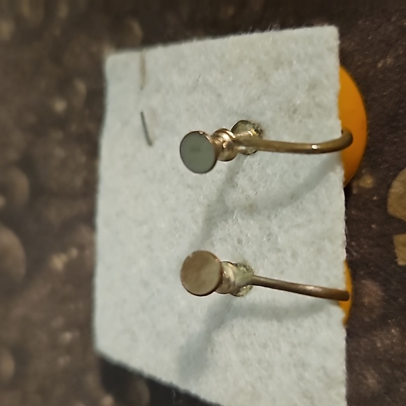 Vintage Butterscotch Bakelite Carved Screwback Earrings. - Picture 3 of 3